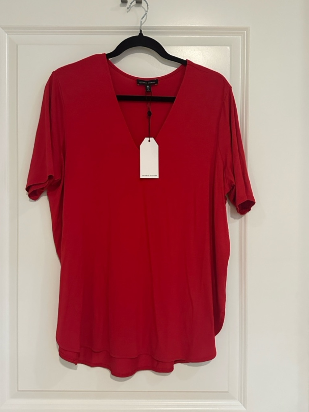 NWT UNIVERSAL STANDARD ELBOW SLEEVE VNECK